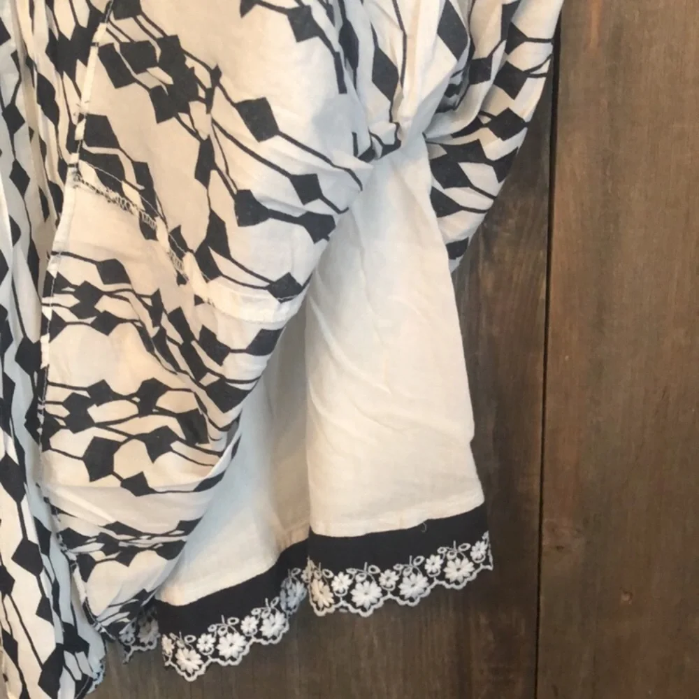 Forever 21 Pleated Skirt in Black & White Size Medium